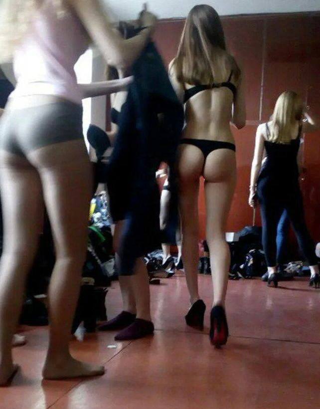Скрытая камера заглядывает девушкам под юбки