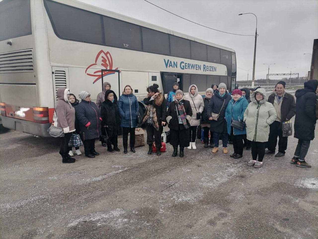 Пассажиры воронеж. Сломался автобус на трассе. Люди в автобусе. Пост ДПС Павловск Воронежская область. Воронежская трасса.