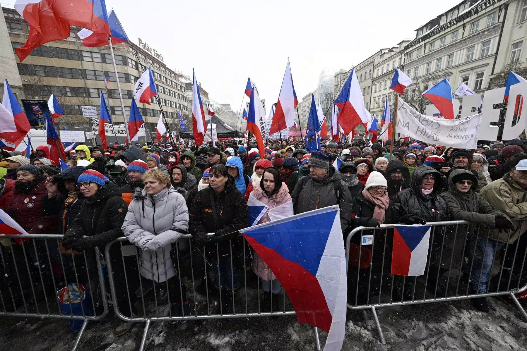 Правительство против народа. Митинг на улице. Народ против власти Украина. Митинг против своего. Народ против правительства