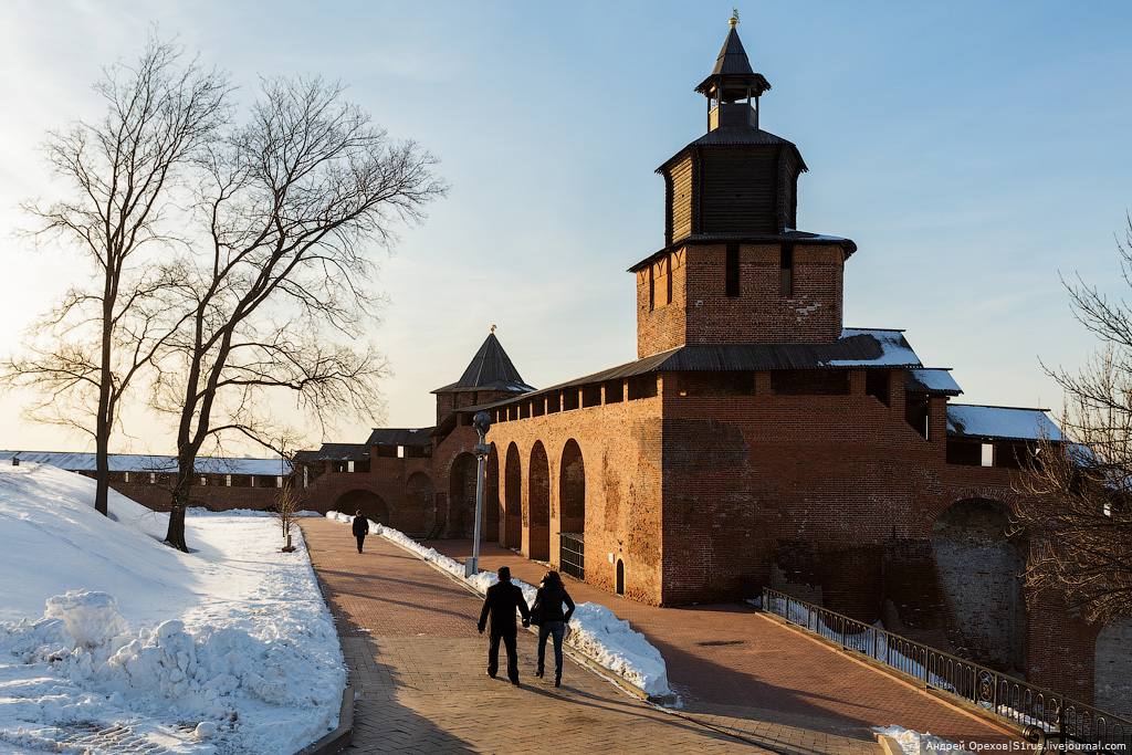 Новгород часы. Часовая башня Кремля Нижний Новгород. Часовая башня Нижегородского Кремля. Часовая башня Нижегородского Кремля зимой. Нижегородский Кремль Ивановская и часовая башня.