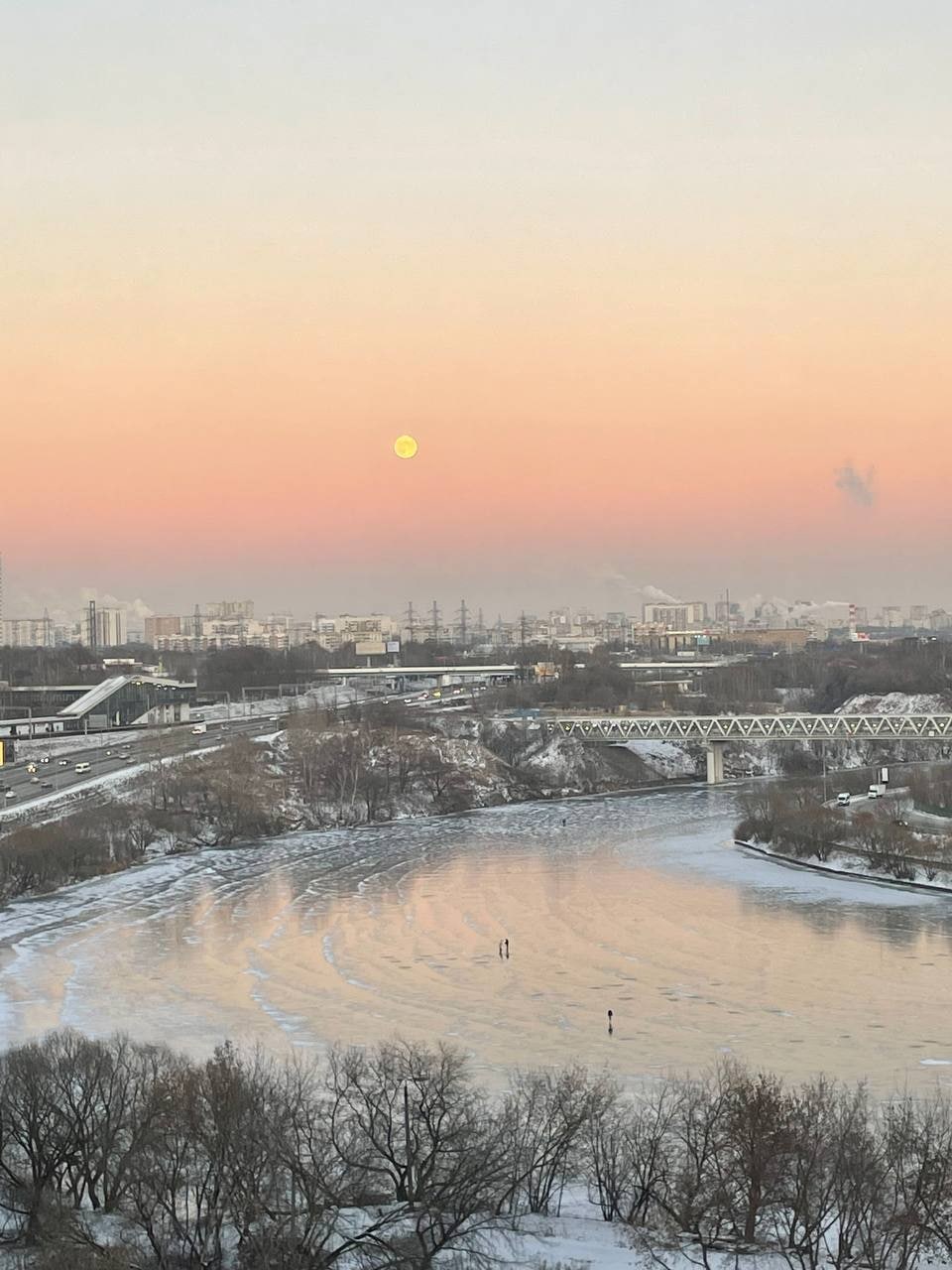 Только глянет над москвою утро вешнее. Alter ego стихотворение. Извозчик из мультфильма. Только глянет над москвою утро вешнее. Раннее утро в москве.