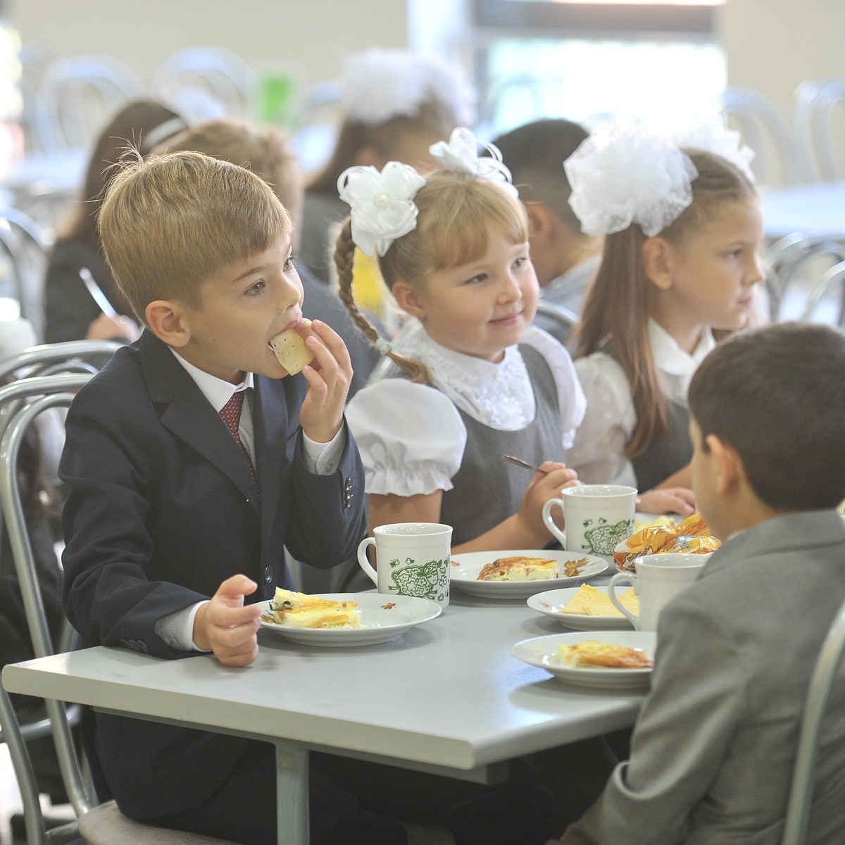 В столовой обедают а учеников б учеников сидят за большими столами