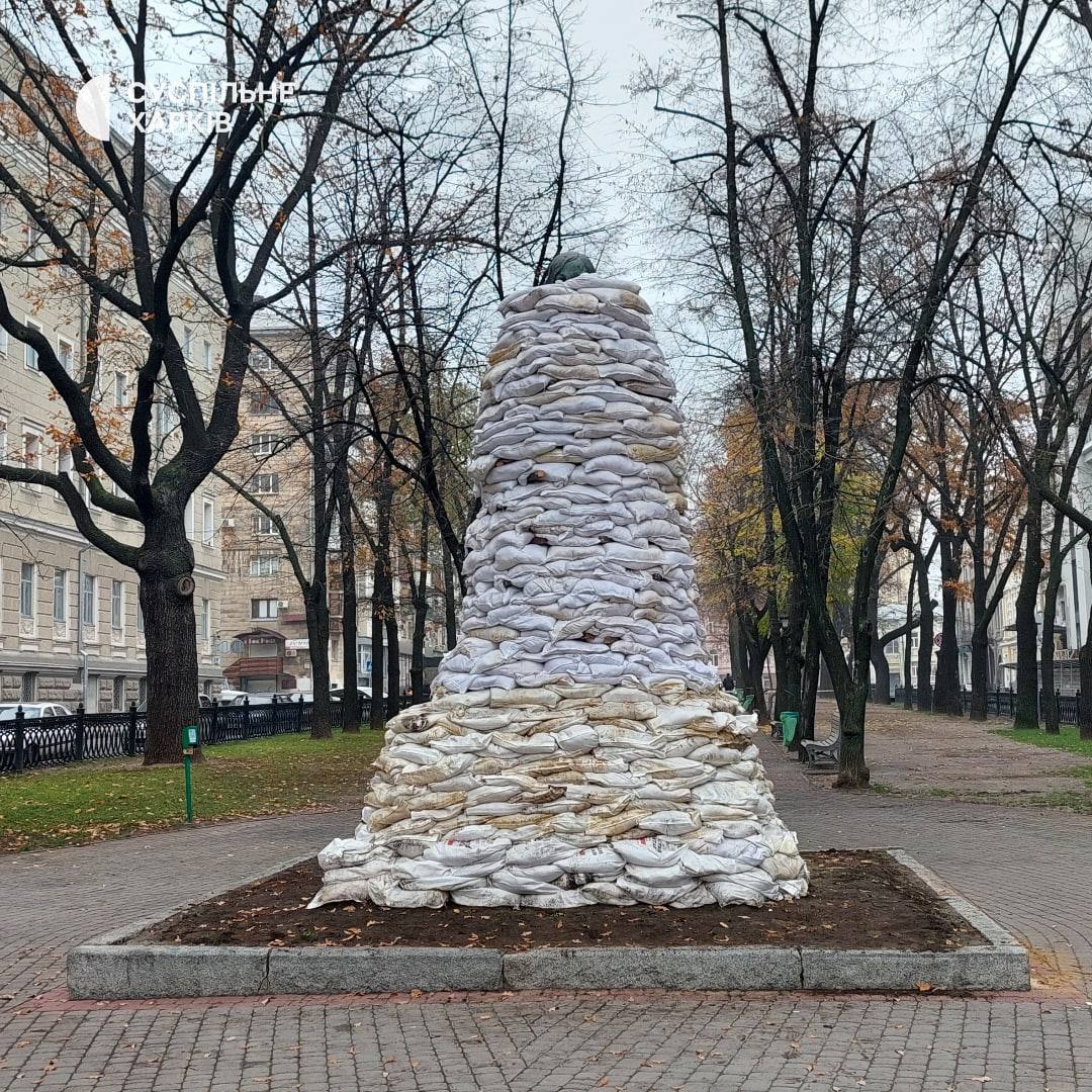 Памятник Пушкину в Харькове. Памятник Гоголю в Харькове. Харков памятник Пушкину. Памятник Пушкину в станице Ленинградской.