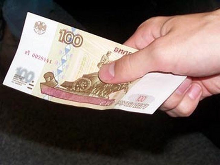 Где 100 рублей. СТО рублей в руке. 100 Рублей в руке. СТО рублей в руках держит. Сотка деньги.