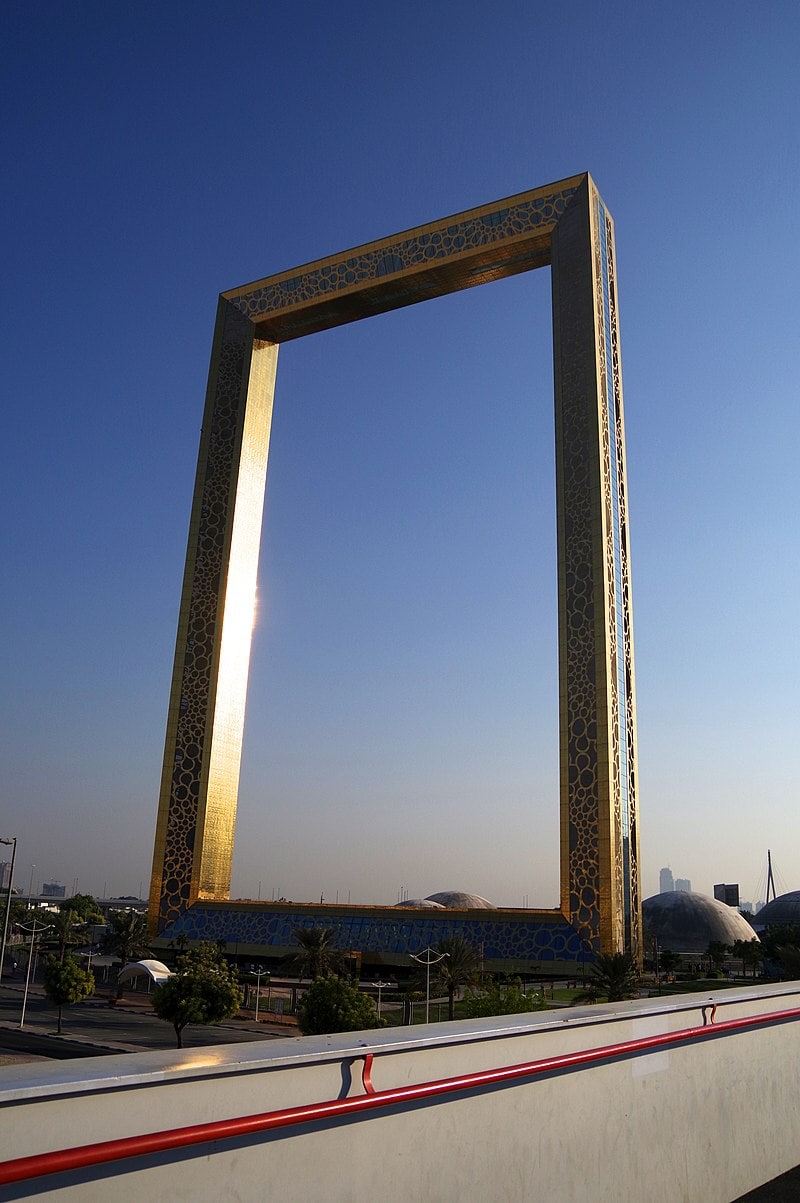 Dubai frame. Рамка Дубая Dubai frame. Золотая рамка Дубай высота. Музей рамка в Дубае. Золотая рамка Дубай.