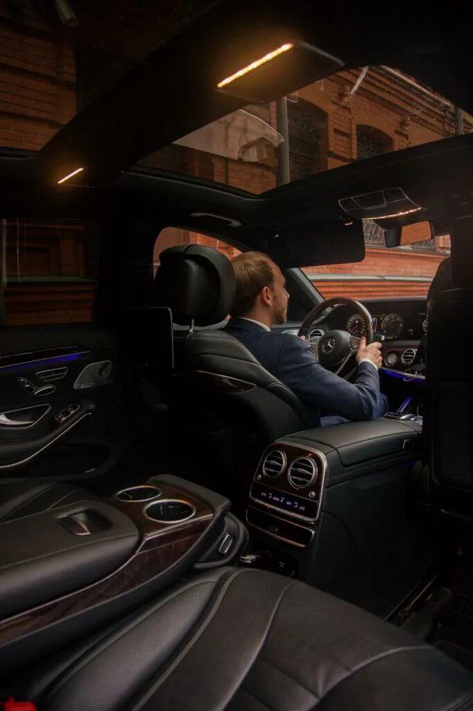 Водитель в бизнес класс в москве. Водитель в бизнес класс в москве. Водитель бизнес класса. Машины бизнес класса. Такси бизнес класса.