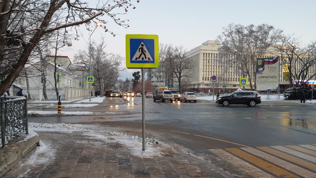 Утро 23 ноября. Парковка у пешеходного перехода. Разметка нерегулируемого пешеходного перехода. Пешеходная улица Дзержинского. Пробка на пешеходном переходе.