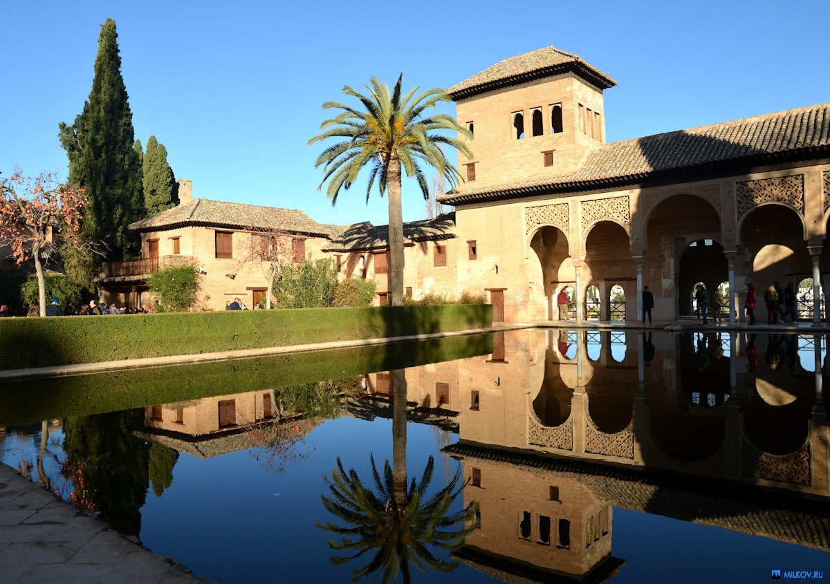 Alhambra palace. Крепость Альгамбра Испания. Дворец Альгамбра в Испании. Альгамбра дворец Эмира. Дворец Альгамбра близ Гранады.