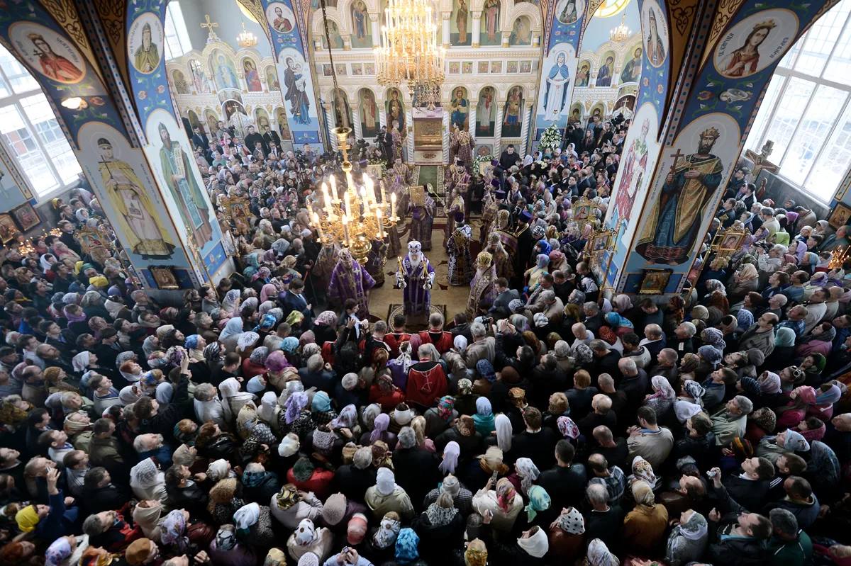 Церковную православную службу. Православные прихожане. Верующие в храме. Толпа людей в церкви. Люди в церкви.