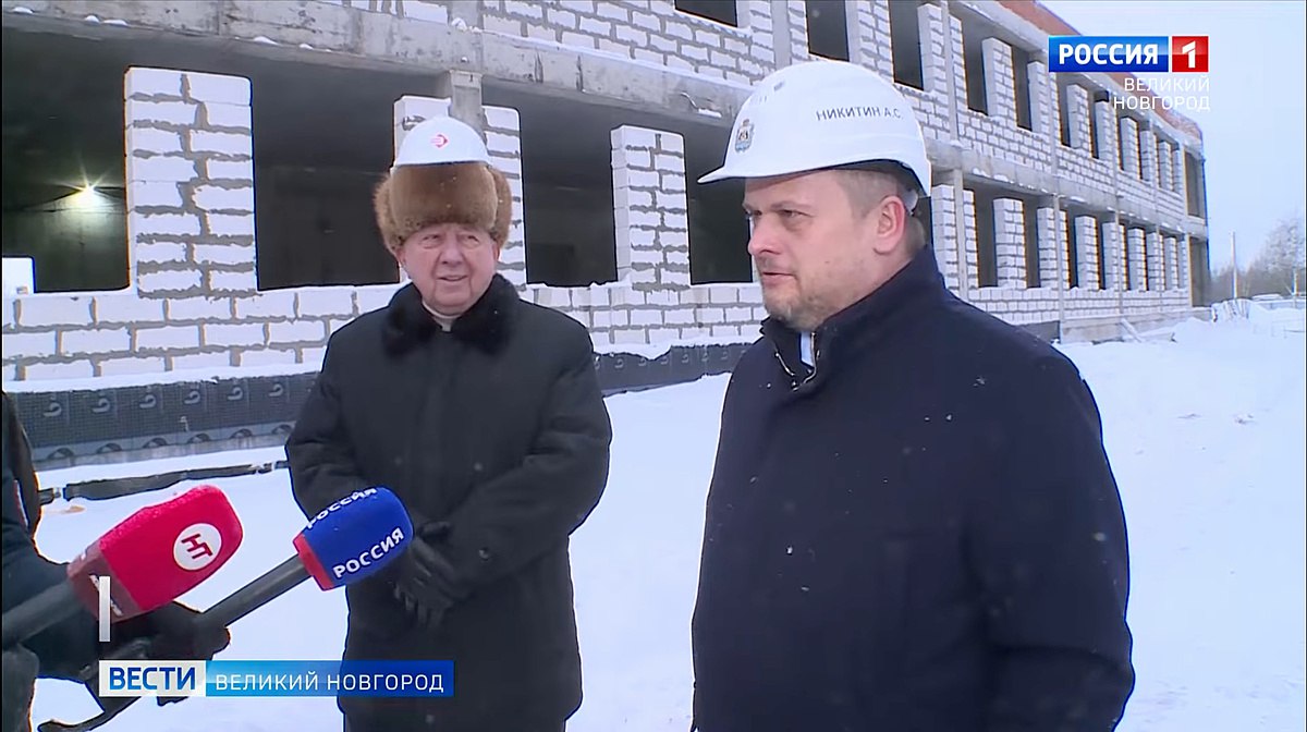 Никитин губернатор Новгородской области каска на шапке