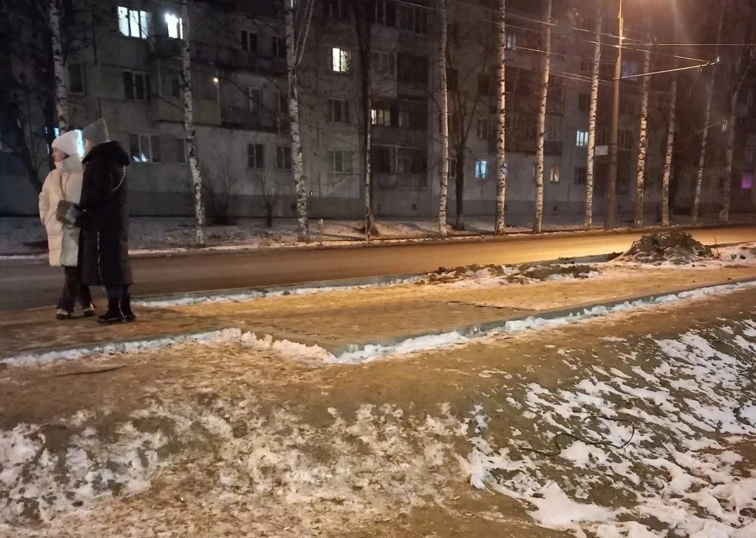 Падающий дом. Он уже выпал. Картинка а вася выйдет. Он уже выпал. Окно из которого выбросился человек.