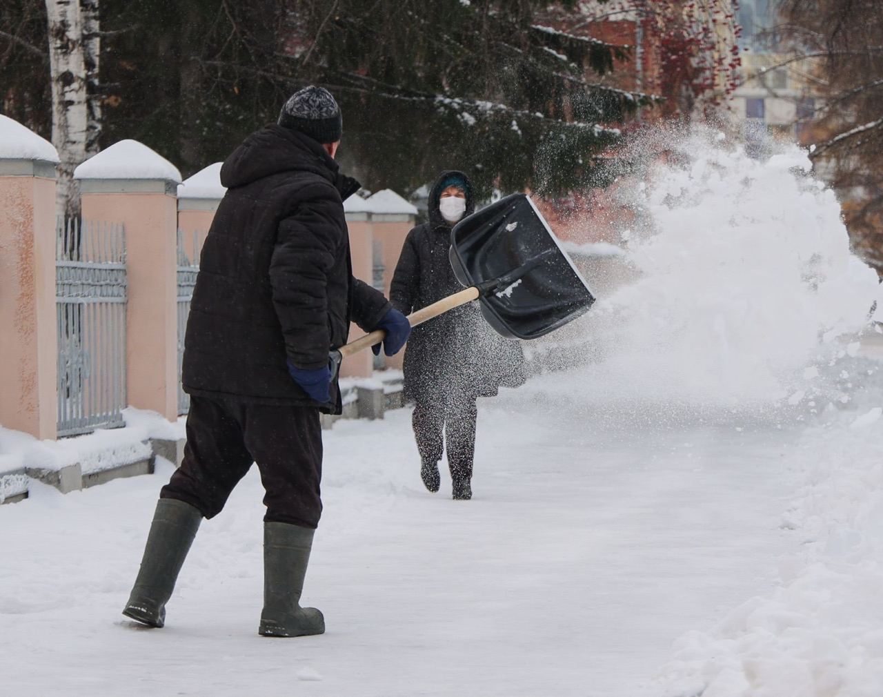 Уборка снега во дворах. Кемерово завалило снегом. Уборка снега Кемерово.