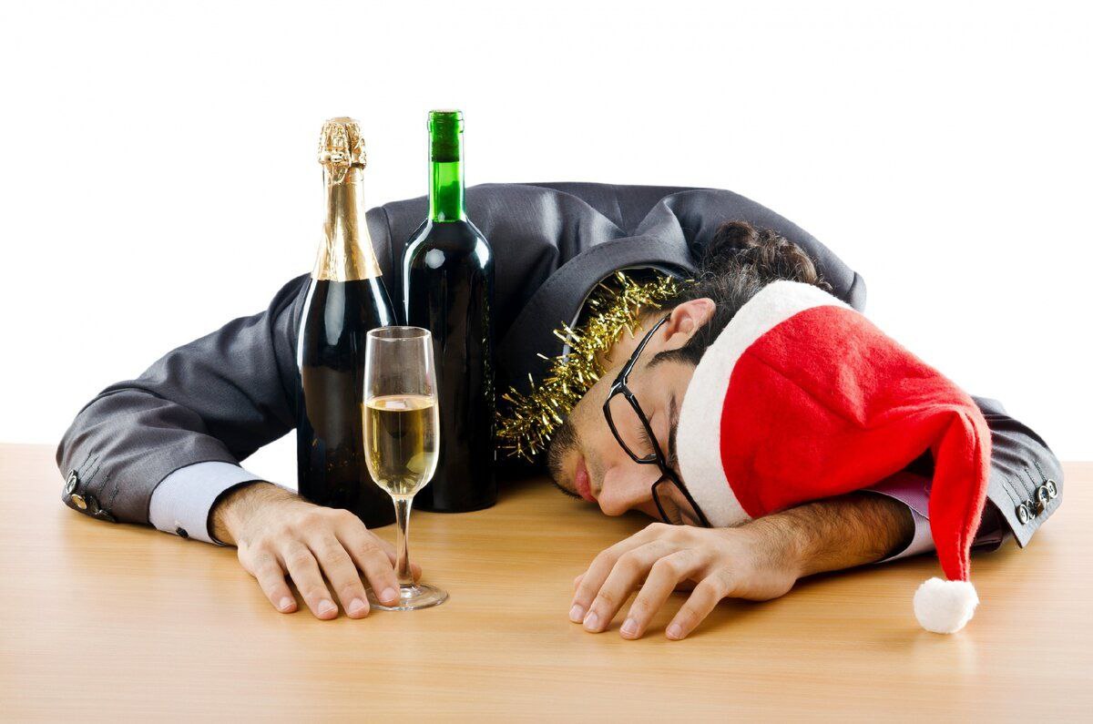 Скучные праздники. Новый год алкоголь. Новогоднее похмелье. Похмелье после нового года. Новый год пьянка.