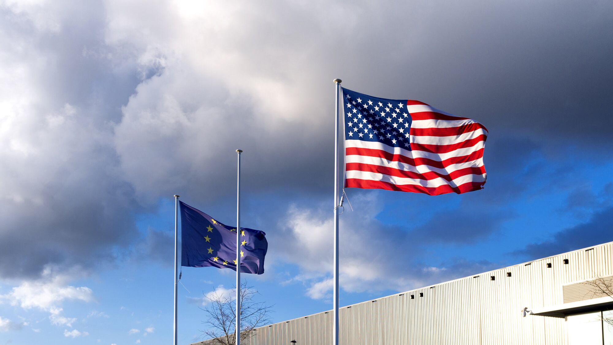 Евросоюз страны сша. США ЕС РФ флаг. Флаг США И Евросоюза. США И Евросоюз. Флаг США.