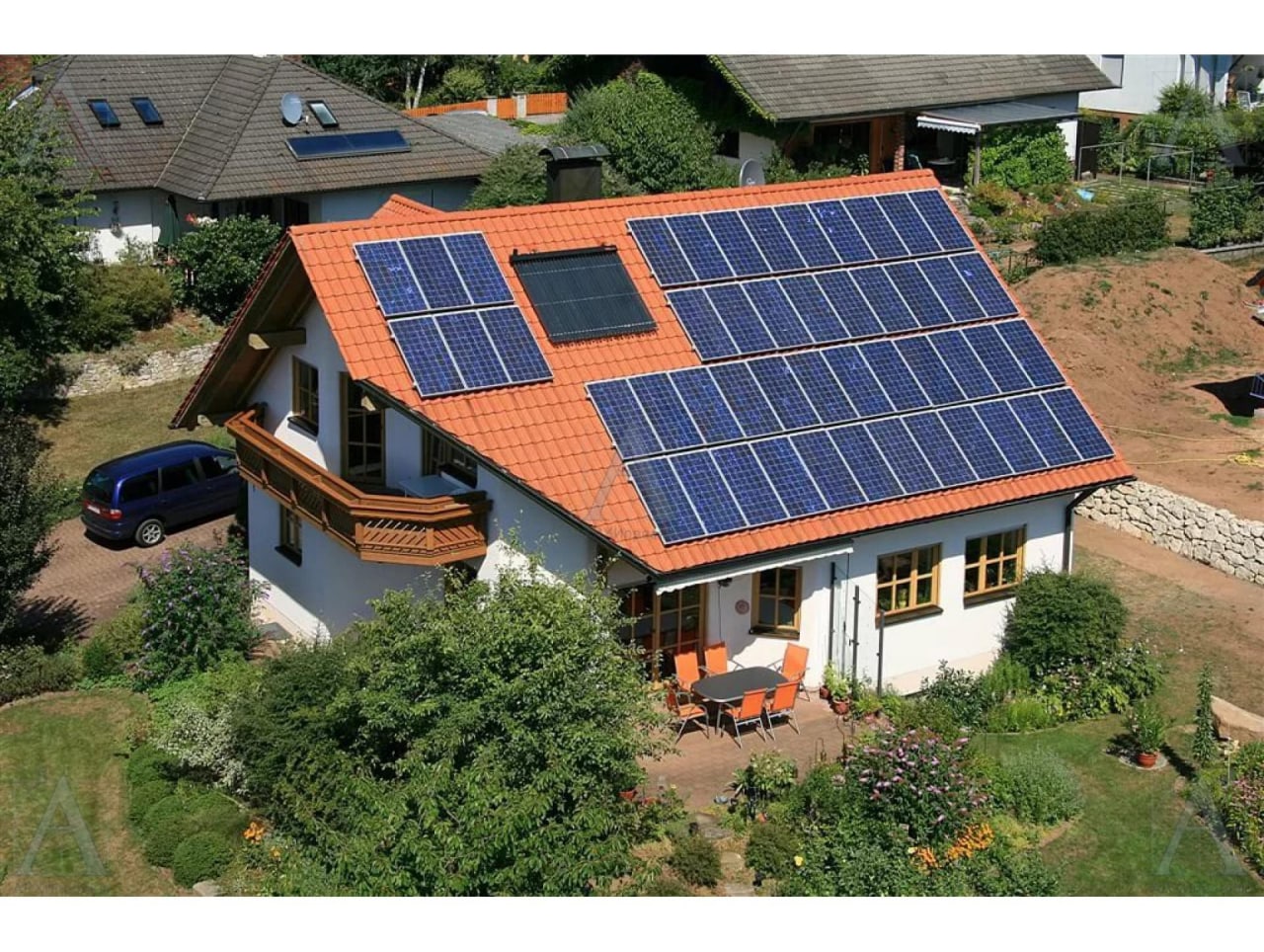 Солнечный дом друзья. Солнечная панель Solar. Солнечная панель Solar Roof. Дом с солнечными батареями. Дом с солнечными батареями на крыше.