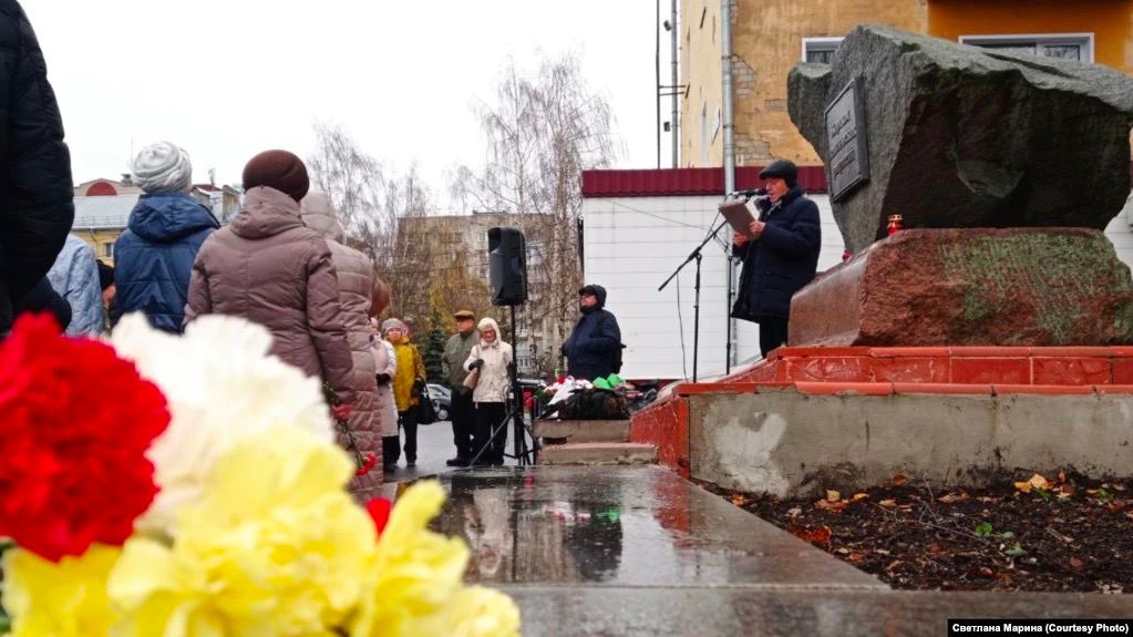 Митинг памяти жертв. Митинг памяти. Митинг памяти объявляется закрытым. Музеон жертвам сталинских репрессий.