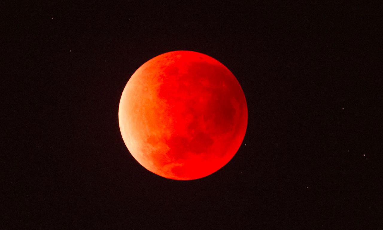 Купить кровавая луна. Кровавая Луна. Красная Луна. Красное затмение. Красная Луна затмение.