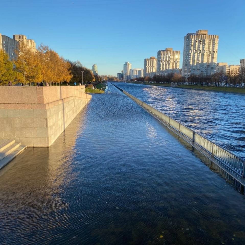 Река Смоленка в Санкт-Петербурге затопило
