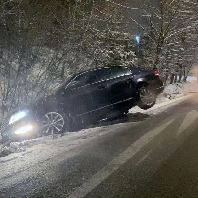 31 октября москва. Заснеженный автомобиль. Сильный снегопад. Сильный снег.