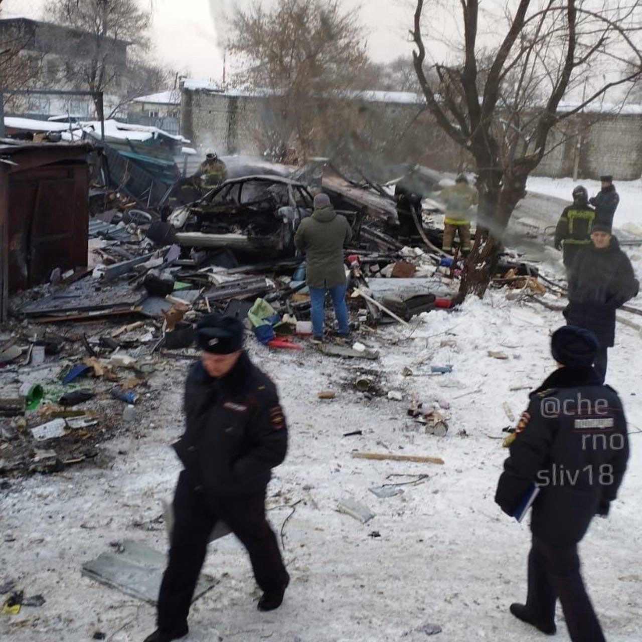 Газовый баллон в гараже. Взорвался гараж. Взорвался гараж. Разрушенные гаражи. Разбор завалов после пожара.