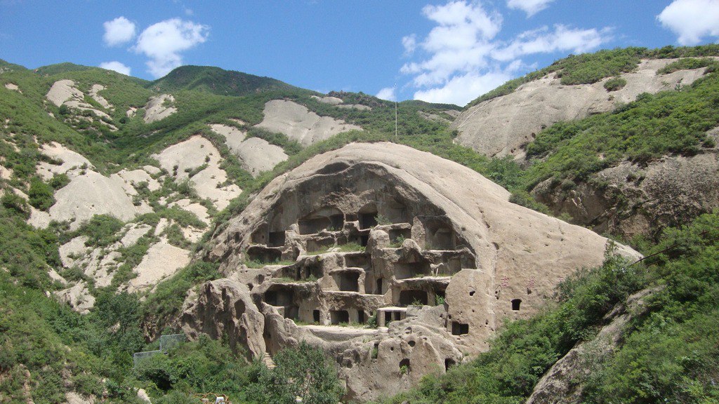 Дом в пещере у китайцев 5. Яодун жилище. Пещеры Троглодитов. Яодун (дома-пещеры лёссового плато). Жилища в скалах.