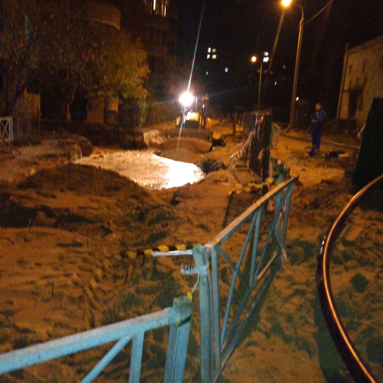 Вода на тулака волгоград. Волгоград прорыв трубы. В Волгограде прорвало канализацию. Авария водопровода в квартире.