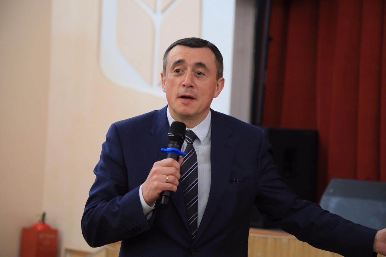 Дефицит достижений губернатор Сахалинской области Валерий Лимаренко перекрывает пиаром, когда он в кои-то веки решает мелкую проблему, делая из этого дешевую показуху