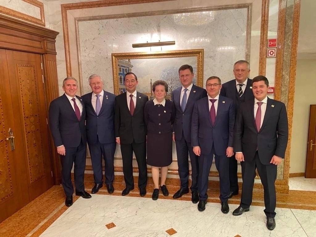 Как прошли ваши выходные? Вот целая кавалькада VIP-чиновников провела их в ХМАО – под соусом обсуждения вопросов развития нефтегазовой отрасли влиятельные политики пили, ели, пели и плясали на закрыто
