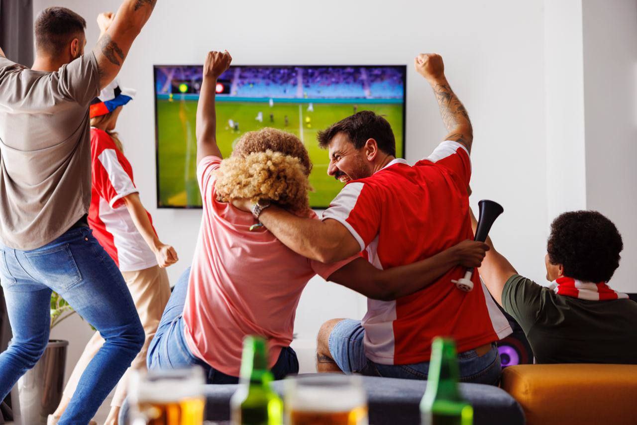 Звезды смотрят футбол. Футбол по телевизору. Фото футбол по ТВ. Cheering on a Football game. Фанаты смотрят футбол по телевизору.
