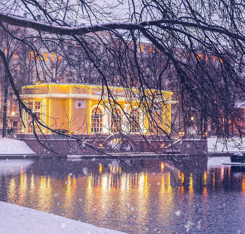 Патриаршие пруды в москве зимой