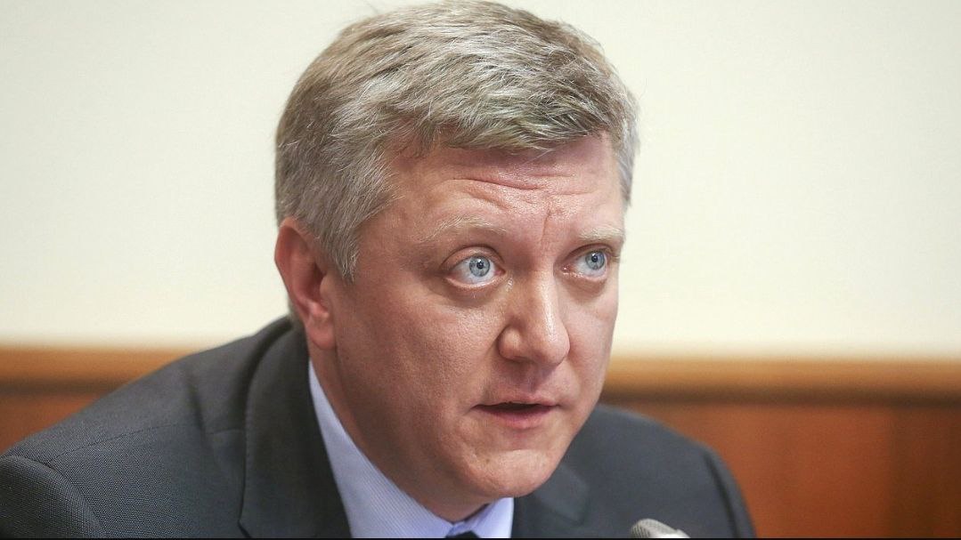 Дмитрий Вяткин, карьерный дуралей челябинского разлива из руководства думской &laquo;Единой России&raquo;, похоже, создал себе проблемы с попыткой изъять из школьной программы Александра Солженицына и заменить ег