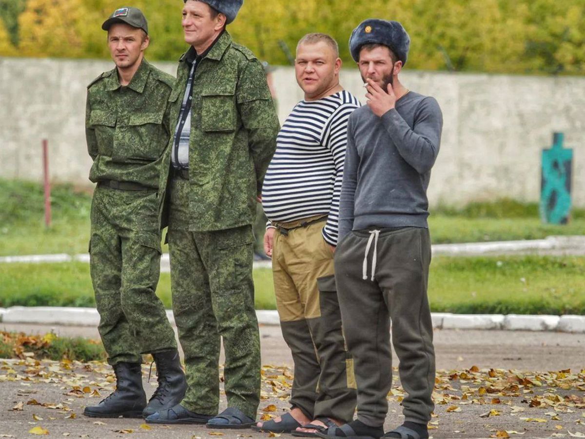 Полковник так же быстро встал из за стола и пошел гостям на встречу