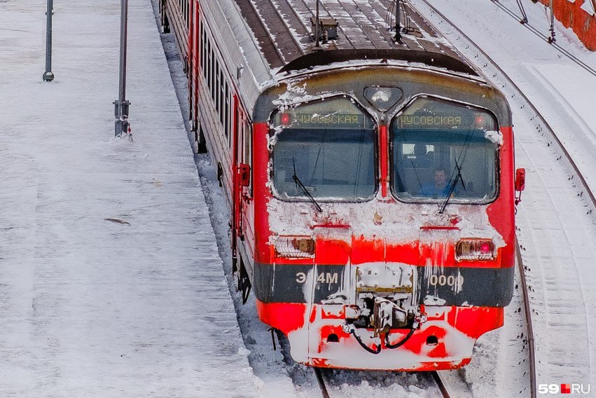 Задержите поезд обложка. Движение автобусов восстановлено. Поезд № 6020 Краснокамск — Голованово. Пассажиры в вагоне.