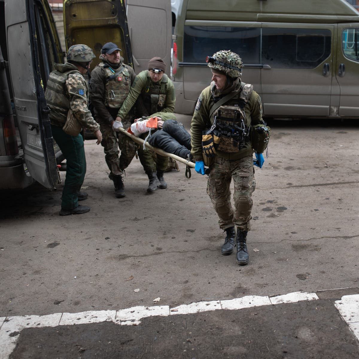 Огромные потери украины. Украинские солдаты Бахмут. Спецназовец на Украине. Раненые украинские военные. Бои в Бахмуте ВСУ.
