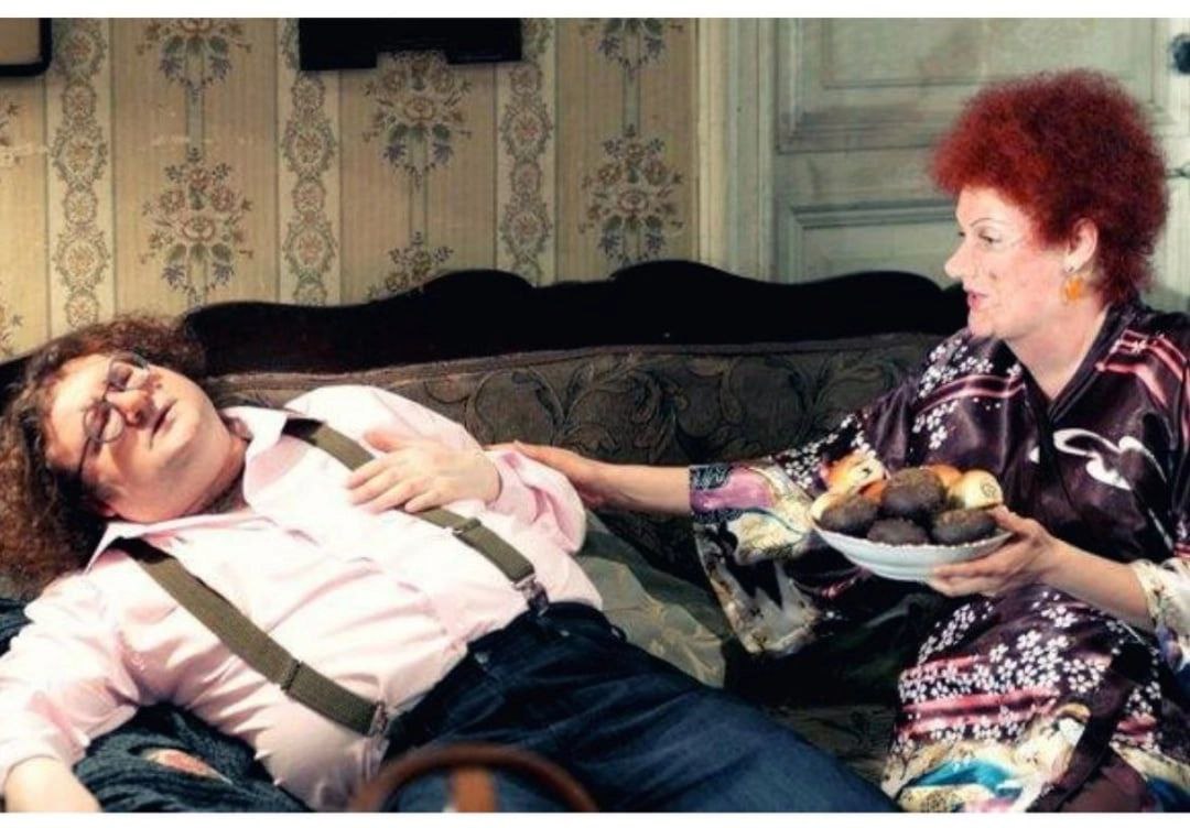 Маменькин сынок фото. Итальянцы живут с родителями. Мужчина живет с мамой. Отношения с родителями мужа. Еврейская мама.