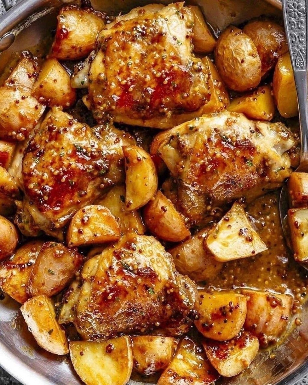 Куриные бёдрышки с картошкой в духовке