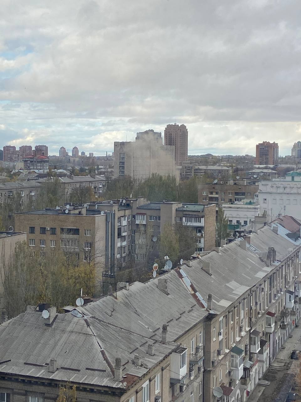 В городе донецк сейчас. В городе донецк сейчас. Центр донецка сейчас. Донецк разрушения. Донецк 2023.