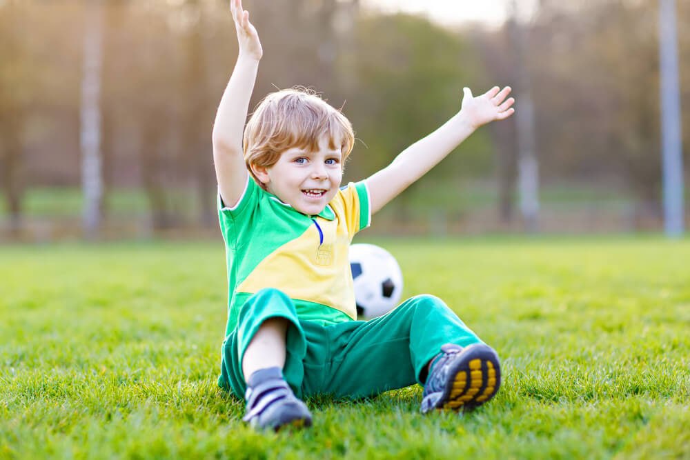 Актив ребенок. Children playing Football smiling.