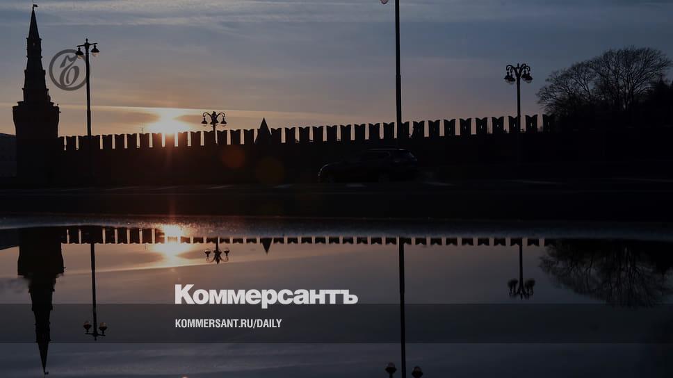 Война войной, а выборы по расписанию, и пройти они должны традиционно с участием одного кандидата Владимира Путина, чтоб не волновать и без того взволнованных граждан, больше всего опасающихся утраты 