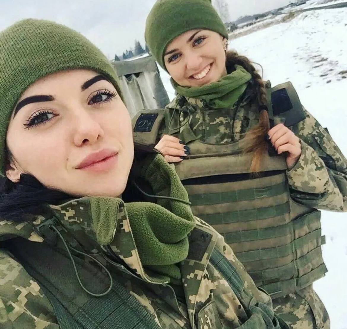 Красивая блондинка снимает видео для своего парня в армии