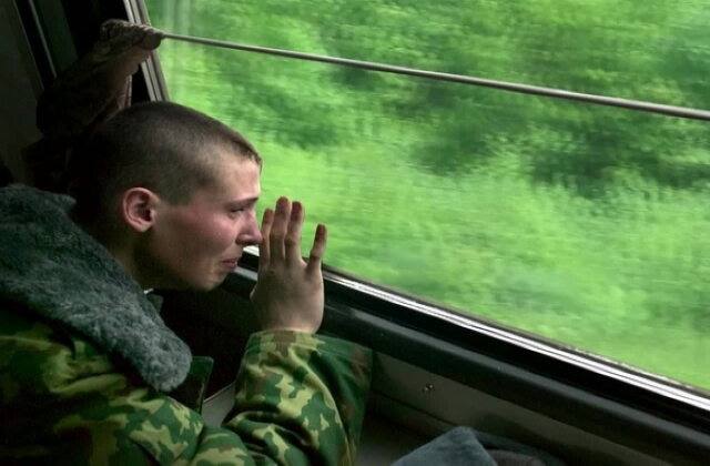 В окне автобуса поплыл военкомат. Солдат плачет в поезде. Солдаты в поезде. Призывник в поезде. Солдат на окно.