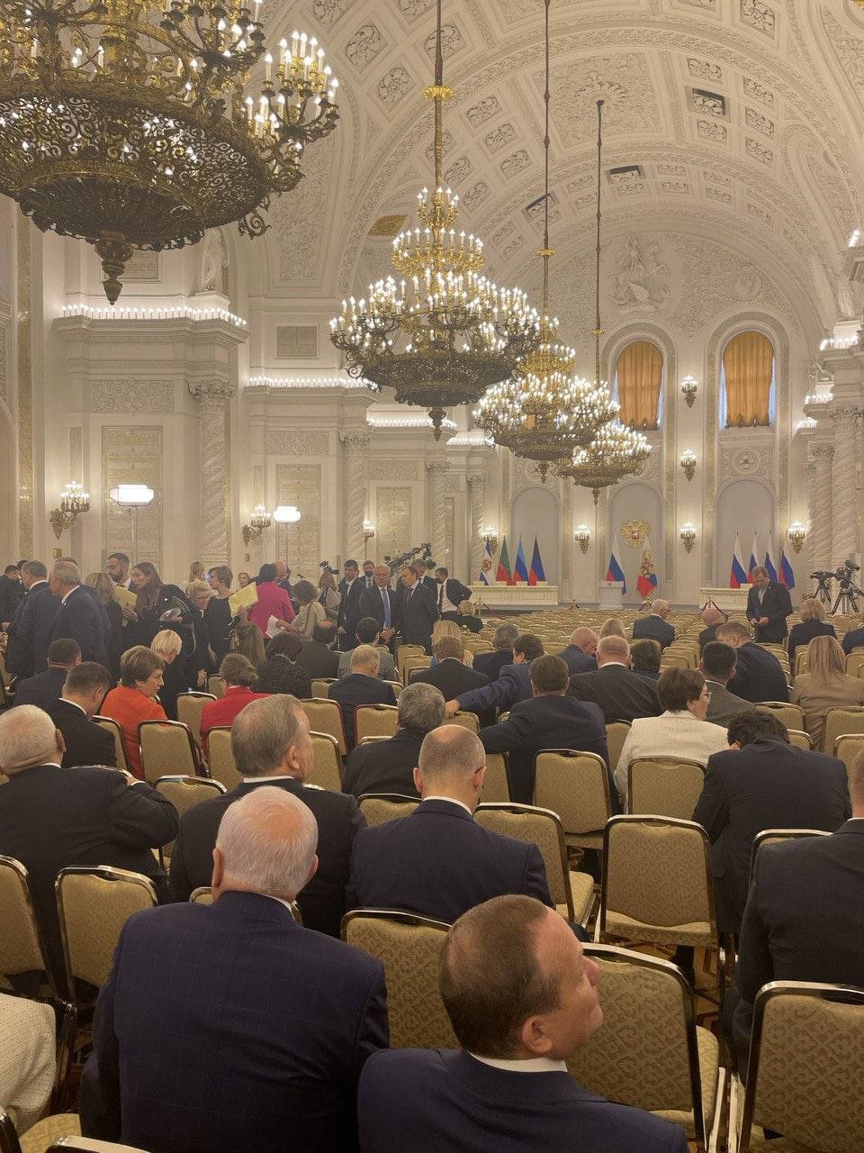 В Георгиевском зале Кремля вместе с российским флагом стоят штандарты ДНР, ЛНР, Запорожской и Херсонской областей &mdash; Публикация на TGStat">



