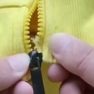 Починить молнию лайфхак. Отремонтировать молнию на куртке у основания. Как починить молнию трубочкой. Чиним молнию на куртке. Молния на пуховике.